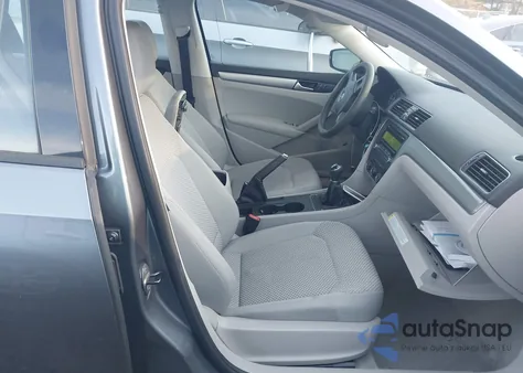 2014 Volkswagen Passat 2.5L S z USA, uszkodzony, nr VIN 1VWAP7A30EC038302